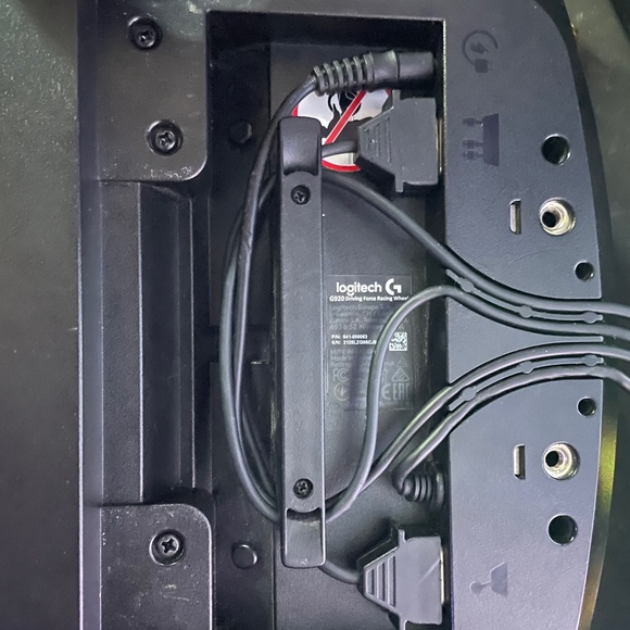 Logitech G29 Steering wheel w/ gear shifter and pedals - Picture 3 of 7